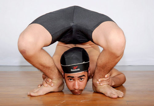 Kinh ngạc màn biểu diễn của người dẻo nhất thế giới ảnh 6 Kinh ngạc với cậu bé có thể vắt chân lên vai - 6