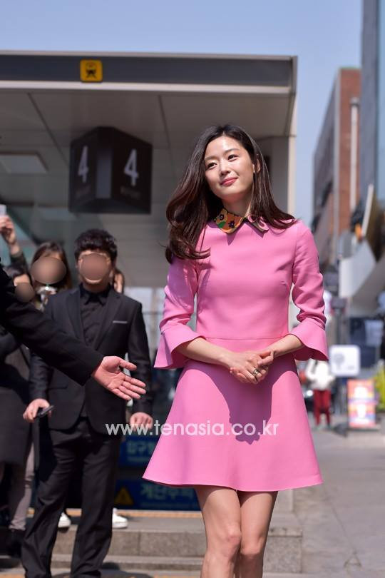 “Mỹ nữ sang chảnh” Jeon Ji Hyun lộ đầu gối “củ lạc“ ảnh 4 “Mỹ nữ sang chảnh” Jeon Ji Hyun lộ đầu gối “củ lạc“ ảnh 4