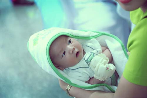 Ốc Thanh Vân che khăn cho con bú giữa siêu thị ảnh 8 Ốc Thanh Vân che khăn cho con bú giữa siêu thị - 8