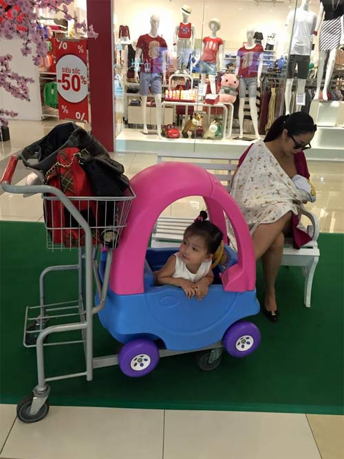 Ốc Thanh Vân che khăn cho con bú giữa siêu thị ảnh 2 Ốc Thanh Vân che khăn cho con bú giữa siêu thị - 2