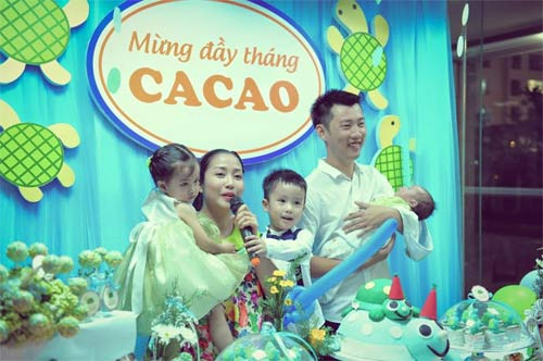 Ốc Thanh Vân che khăn cho con bú giữa siêu thị ảnh 7 Ốc Thanh Vân che khăn cho con bú giữa siêu thị - 7