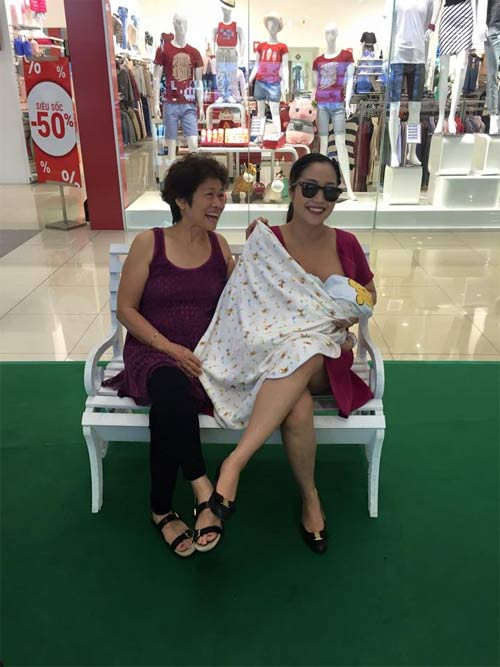 Ốc Thanh Vân che khăn cho con bú giữa siêu thị ảnh 1 Ốc Thanh Vân che khăn cho con bú giữa siêu thị - 1