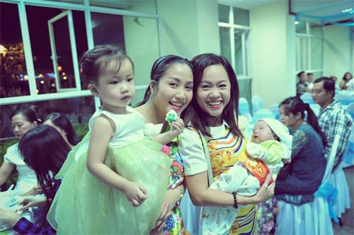 Ốc Thanh Vân che khăn cho con bú giữa siêu thị ảnh 6 Ốc Thanh Vân che khăn cho con bú giữa siêu thị - 6