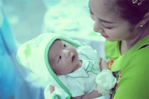 Ốc Thanh Vân che khăn cho con bú giữa siêu thị ảnh 9 Ốc Thanh Vân che khăn cho con bú giữa siêu thị - 9