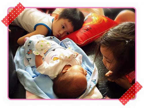 Ốc Thanh Vân che khăn cho con bú giữa siêu thị ảnh 11 Ốc Thanh Vân che khăn cho con bú giữa siêu thị - 11