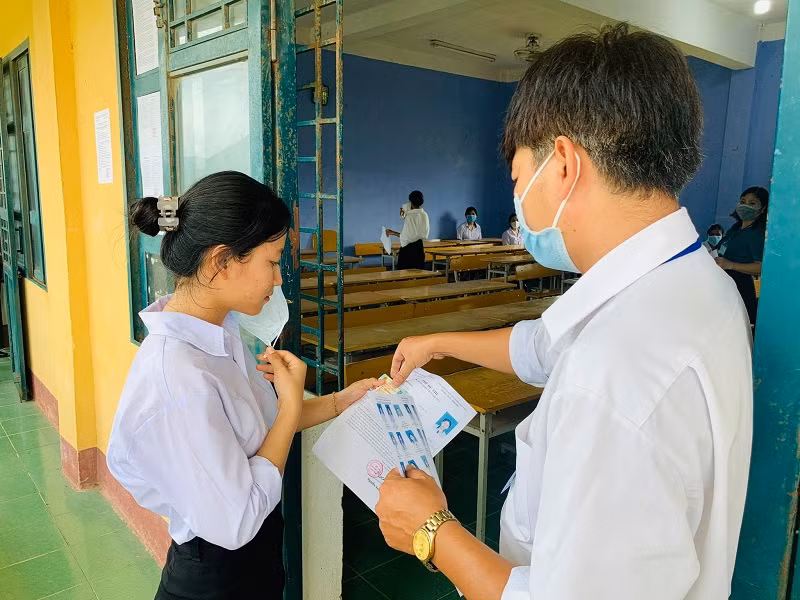 Gọi thí sinh vào phòng thi tại Điểm thi Trường THPT Bác Ái (Bác Ái – Ninh Thuận).	Ảnh: Đức Trí