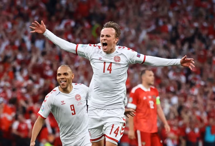Mikkel Damsgaard ăn mừng bàn thắng trong trận Đan Mạch thắng Nga 4-1.