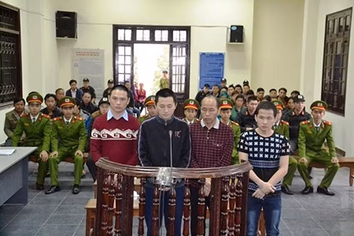 Các bị cáo đứng trước vành móng ngựa - Ảnh: báo Quảng Ninh
