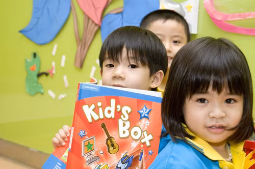 Đừng bắt trẻ học tiếng Anh theo khuôn khổ