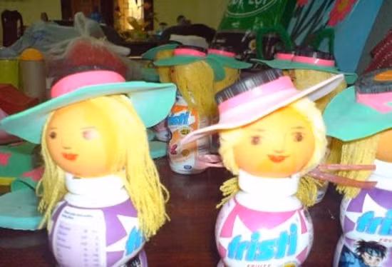 Với bàn tay khéo léo, cô Lan Anh đã "biến hóa" thành những chú búp bê ngộ nghĩnh 