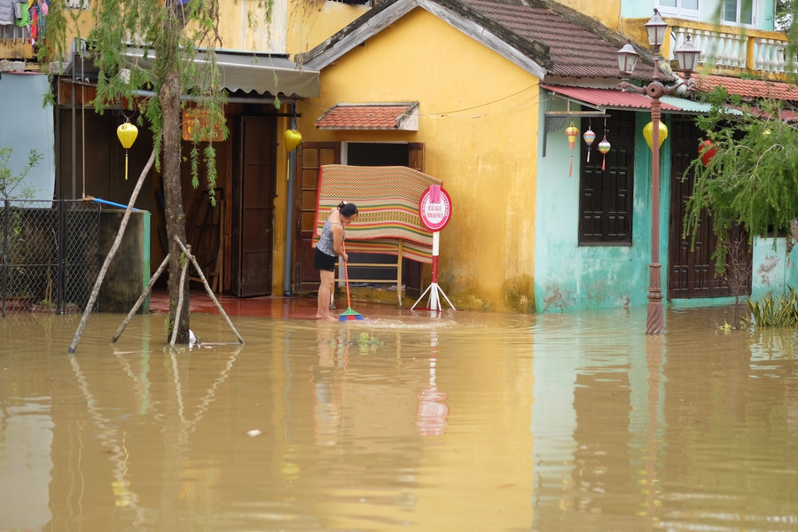 Dọn dẹp trong cơn lũ.
