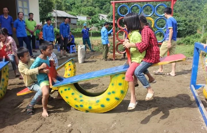 Điểm vui chơi tại xã Pha Mu (Than Uyên) thu hút nhiều học sinh tham gia.