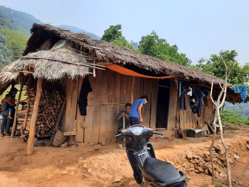 Người dân Hua Bum vẫn còn nhiều khó khăn, vất vả.