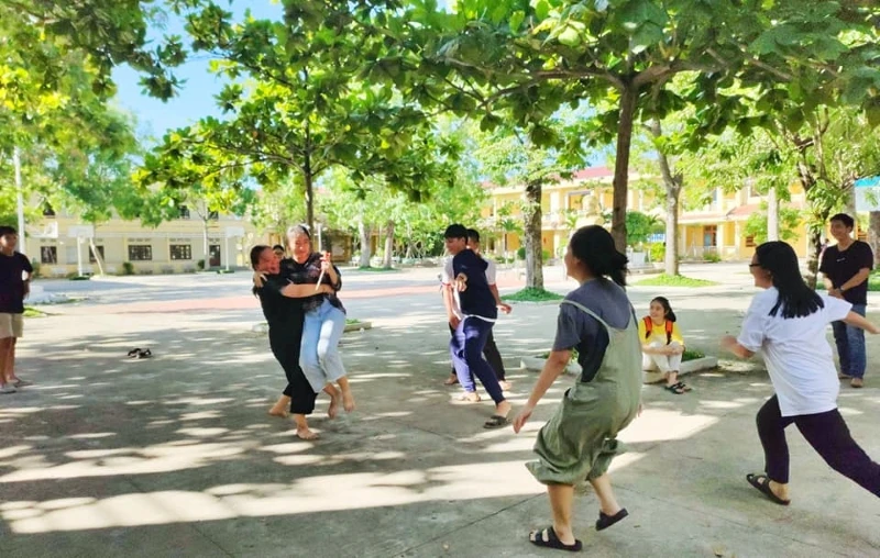 Một buổi sinh hoạt tại trường trong dịp hè của CLB kỹ năng, Đoàn Trường THPT Hoàng Hoa Thám (Đà Nẵng). 