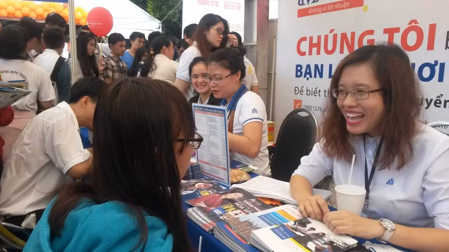 Thí sinh tham khảo thông tin tuyển sinh trong Ngày hội xét tuyển ĐH, CĐ 2015