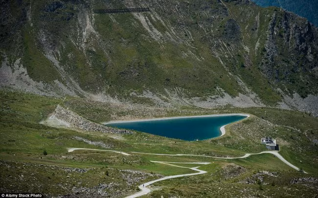 Những kỳ quan thiên nhiên hình trái tim trên thế giới ảnh 17