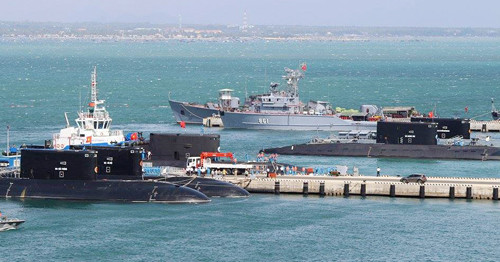 Các tàu quân sự hộ tống, đưa chiếc Kilo 186 Đà Nẵng vào quân cảng Cam Ranh. Ảnh: N.X