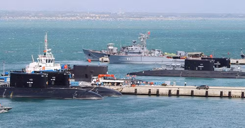 Các tàu ngầm, tàu quân sự tại quân cảng Cam Ranh. Ảnh: N.X Các tàu quân sự hộ tống, đưa chiếc Kilo 186 Đà Nẵng vào quân cảng Cam Ranh. Ảnh: N.X