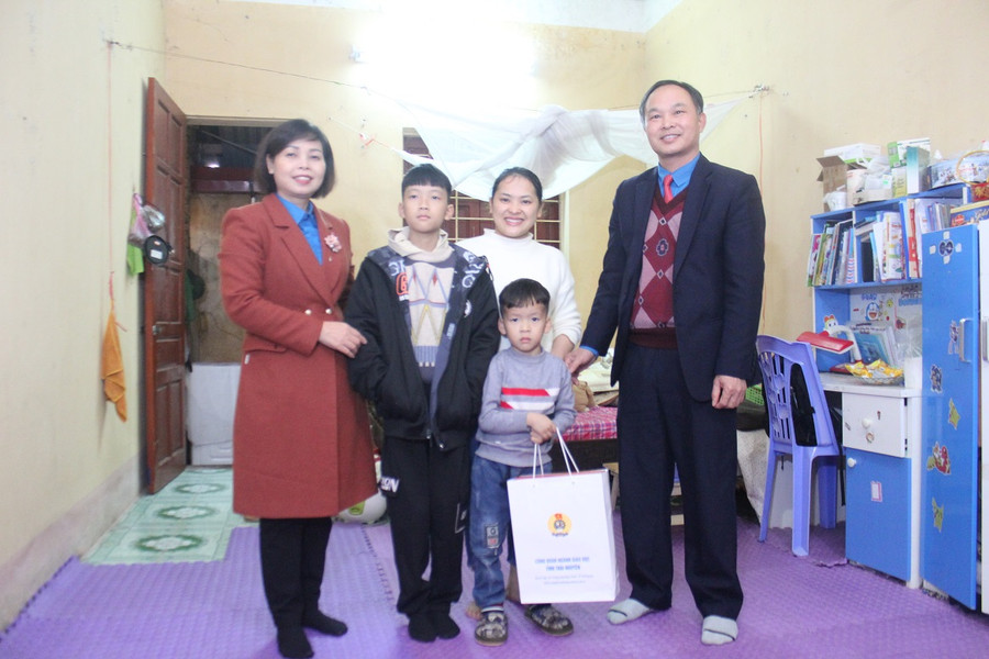 Đồng chí Nguyễn Văn Hải(bên phải), Chủ tịch Công đoàn ngành Giáo dục tỉnh Thái Nguyên tặng quà tết cho gia đình đoàn viên, giáo viên ở tại khu nhà công vụ Trường THPT Hoàng Quốc Việt. Đồng chí Nguyễn Văn Hải(bên phải), Chủ tịch Công đoàn ngành Giáo dục tỉnh Thái Nguyên tặng quà tết cho gia đình đoàn viên, giáo viên ở tại khu nhà công vụ Trường THPT Hoàng Quốc Việt.