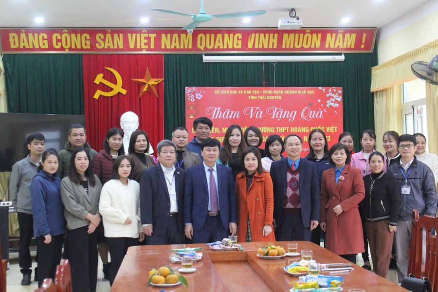 Đoàn công tác của Sở GD&ĐT và Công đoàn ngành Giáo dục Thái Nguyên chụp ảnh lưu niệm cùng tập thể thầy cô giáo trường THPT Hoàng Quốc Việt. Đoàn công tác của Sở GD&ĐT và Công đoàn ngành Giáo dục Thái Nguyên chụp ảnh lưu niệm cùng tập thể thầy cô giáo trường THPT Hoàng Quốc Việt.