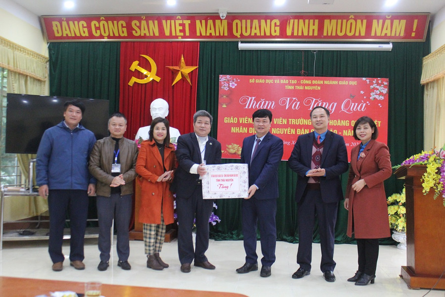 Đoàn công tác của Sở GD&ĐT và Công đoàn ngành Giáo dục Thái Nguyên trao tặng nhà trường món quà tết ý nghĩa để các thầy cô chung vui đón năm mới 2023. Đoàn công tác của Sở GD&ĐT và Công đoàn ngành Giáo dục Thái Nguyên trao tặng nhà trường món quà tết ý nghĩa để các thầy cô chung vui đón năm mới 2023.
