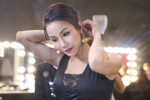 Diệp Lâm Anh khoe chân thon với đầm xẻ cao ảnh 2 diep lam anh khoe chan thon voi dam xe cao - 2