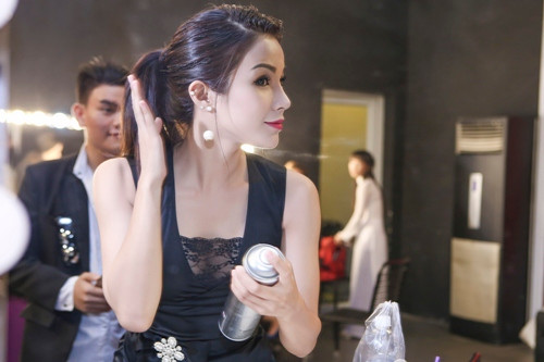 Diệp Lâm Anh khoe chân thon với đầm xẻ cao ảnh 1 diep lam anh khoe chan thon voi dam xe cao - 1