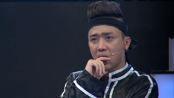 Trấn Thành đẫm lệ với câu chuyện người nghệ sĩ xiếc đi diễn vì muốn giúp sức cho bạn đồng nghiệp của anh đang bị ung thư. tran-thanh-viet-huong-lien-tuc-mit-uot-tai-song-dau-2