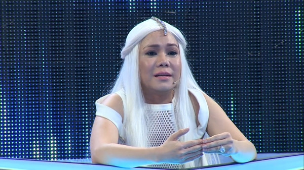 “Tôi may mắn được nếm trải đầy đủ mùi vị cuộc sống, vui buồn có, nước mắt, nụ cười cũng song hành. Tôi từng chật vật từ những ngày đầu bươn chải kiếm sống, diễn lót từ sân khấu này đến tụ điểm khác, cho đến niềm hạnh phúc khi được sống ổn với nghề như hôm nay. Tôi thấm thía và trân quý những nỗ lực từng ngày của bất cứ ai trong cuộc sống này. Đến với chương trình, có quá nhiều con người, với nghị lực phi thường làm cho tôi thấy lại mình của những ngày đầu chập chững vào nghề, đáng để học hỏi. Họ làm tôi khâm phục đến... rơi nước mắt", danh hài Việt Hương trải lòng. tran-thanh-viet-huong-lien-tuc-mit-uot-tai-song-dau-5