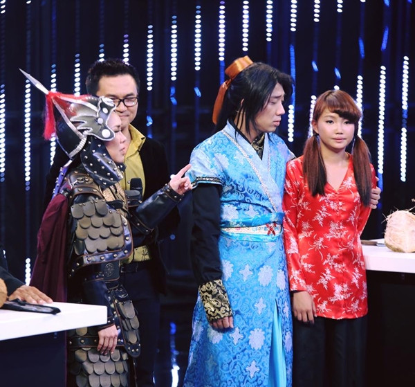 Trấn Thành - Việt Hương chia sẻ cùng người chơi bằng cách tặng một số tiền giúp đỡ. Trấn Thành Việt Hương chia sẻ bằng cách quyên góp một số tiền để tặng nhân vật.