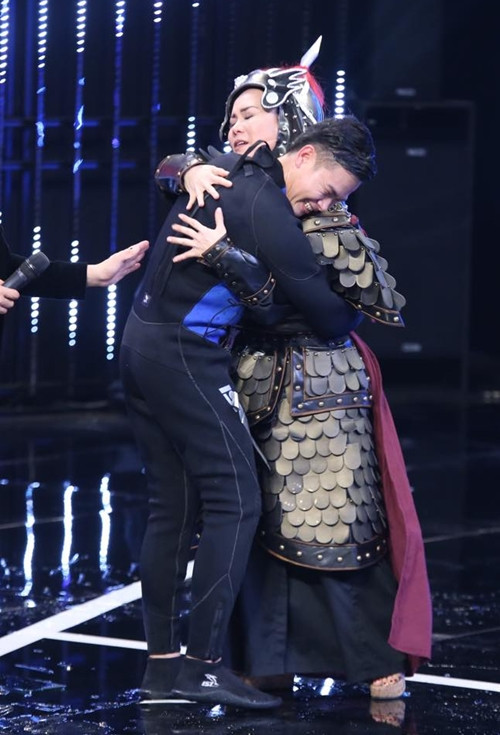 Việt Hương ôm người chơi để an ủi, động viên. Việt Hương thì ôm thí sinh để an ủi, động viên.