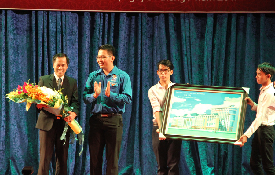 PGS.TS Huỳnh Văn Sơn nhận hoa chúc mừng từ các đơn vị, phòng ban của Nhà trường