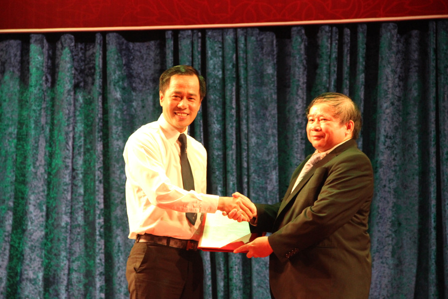 Thứ trưởng Bùi Văn Ga trao quyết định bổ nhiệm cho PGS.TS Huỳnh Văn Sơn