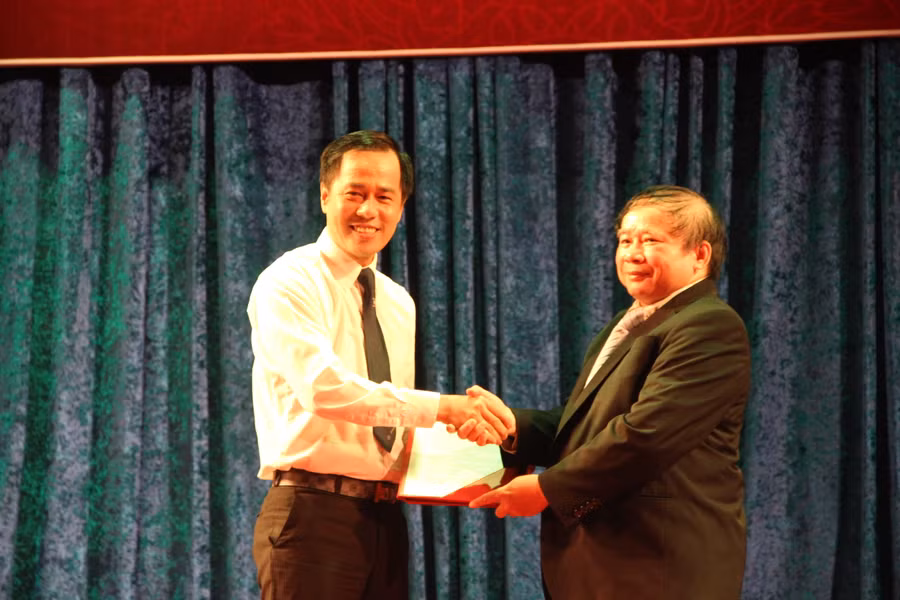 Thứ trưởng Bùi Văn Ga trao quyết định bổ nhiệm cho PGS.TS Huỳnh Văn Sơn