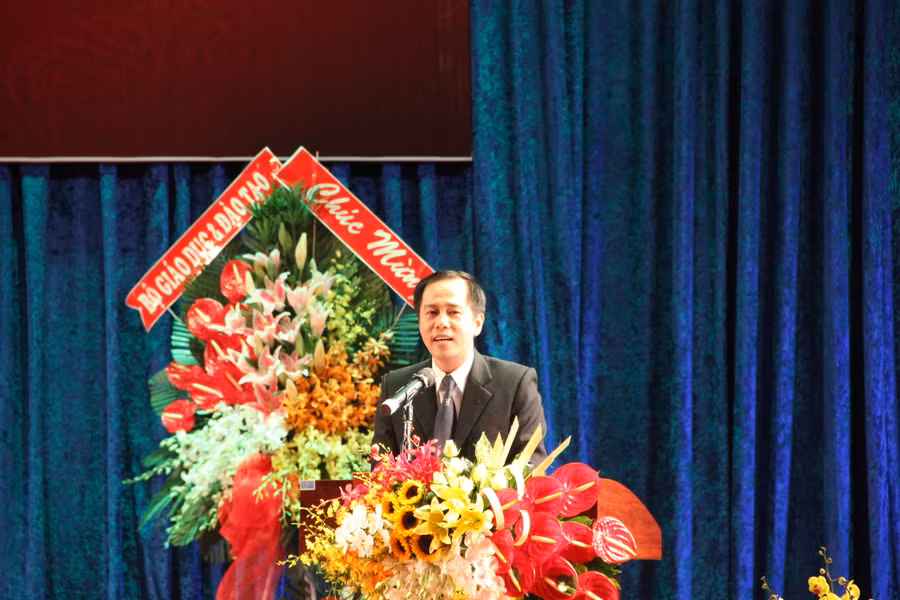 Tân Phó Hiệu trưởng Trường ĐH Sư phạm TPHCM phát biểu tại lễ bổ nhiệm và trao quyết định