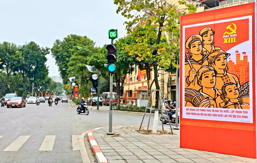 Hà Nội trang hoàng rực rỡ cờ hoa chào mừng Đại hội XIII của Đảng ảnh 7