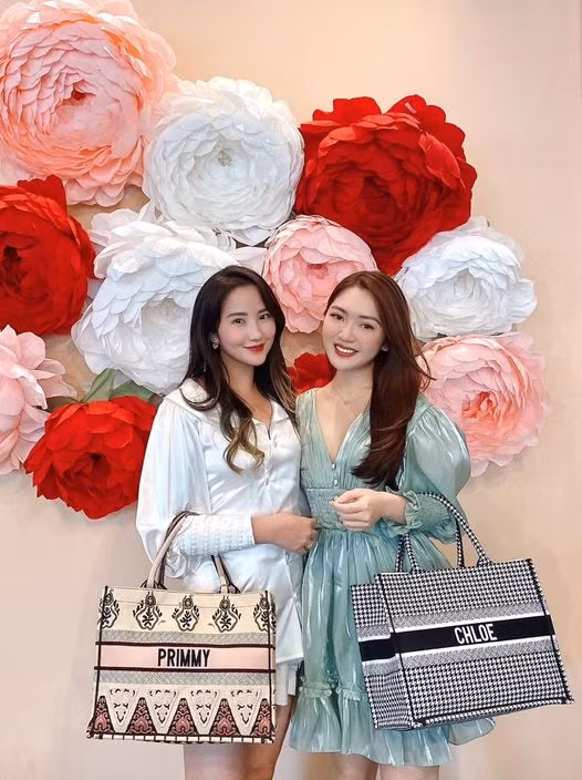 Cô dâu trẻ Primmy Trương chụp ảnh cùng người bạn thân Chloe Nguyễn.