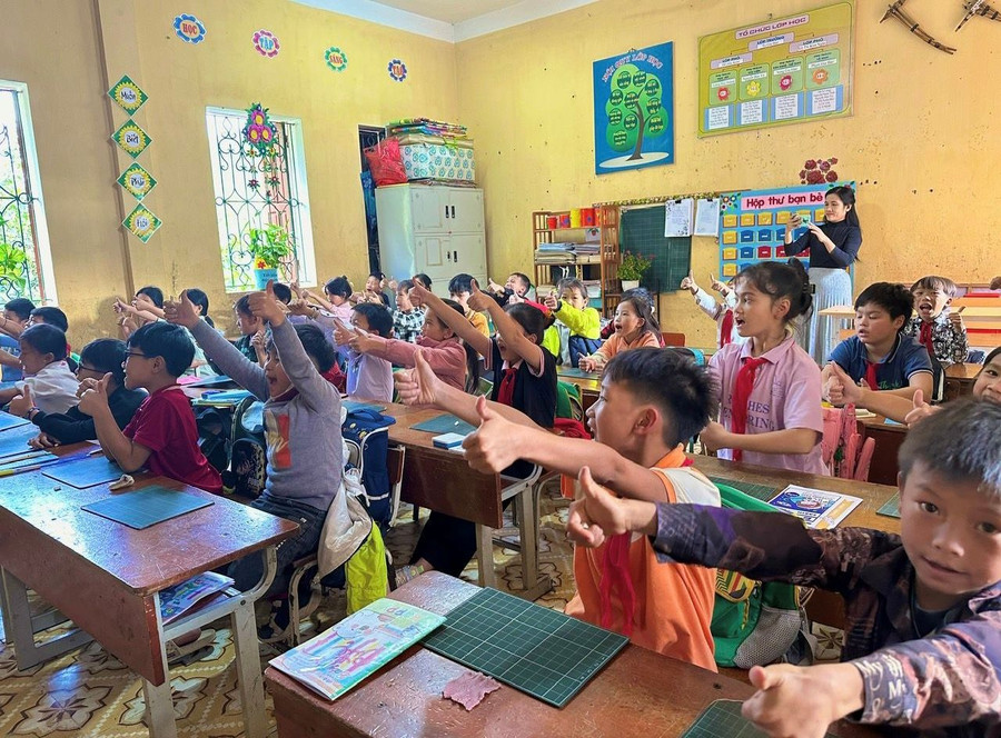 Học sinh hào hứng trong tiết học Tiếng Anh theo hình thức kết hợp giữa trực tuyến và trực tiếp. Học sinh hào hứng trong tiết học Tiếng Anh theo hình thức kết hợp giữa trực tuyến và trực tiếp.