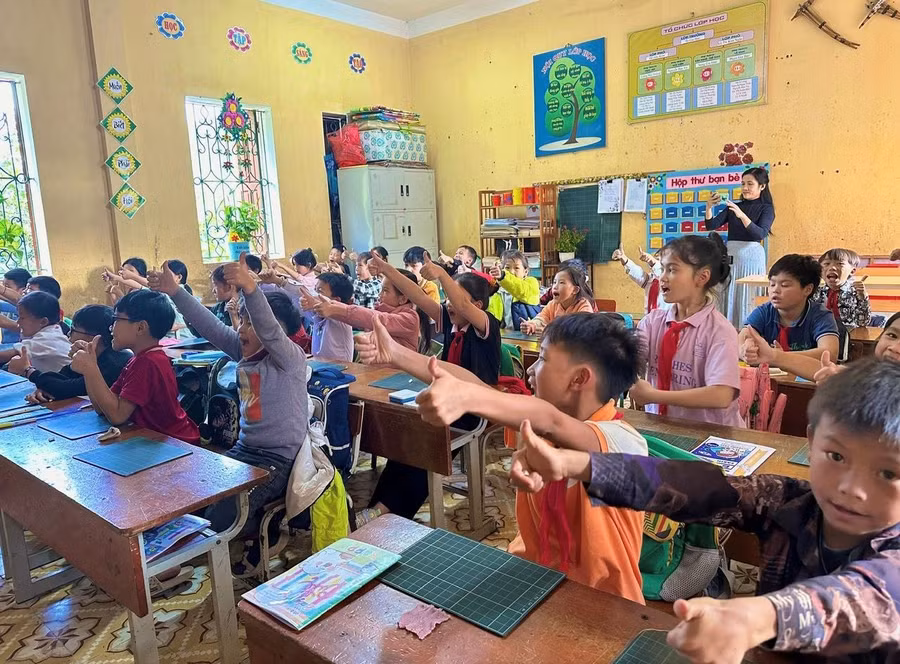 Học sinh hào hứng trong tiết học Tiếng Anh theo hình thức kết hợp giữa trực tuyến và trực tiếp.