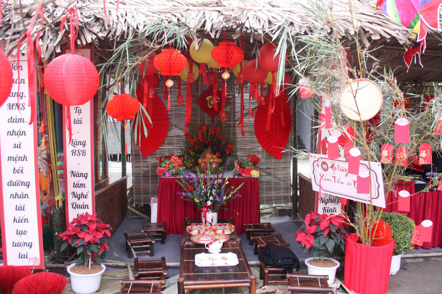 Những gian hàng sặc sỡ màu sắc tại Hội làng.