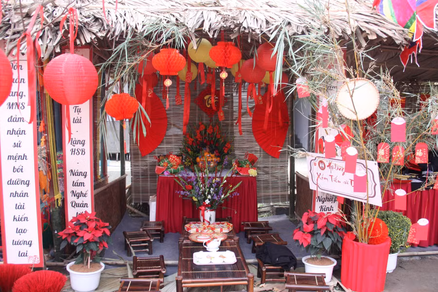 Những gian hàng sặc sỡ màu sắc tại Hội làng. Những gian hàng sặc sỡ màu sắc tại Hội làng.