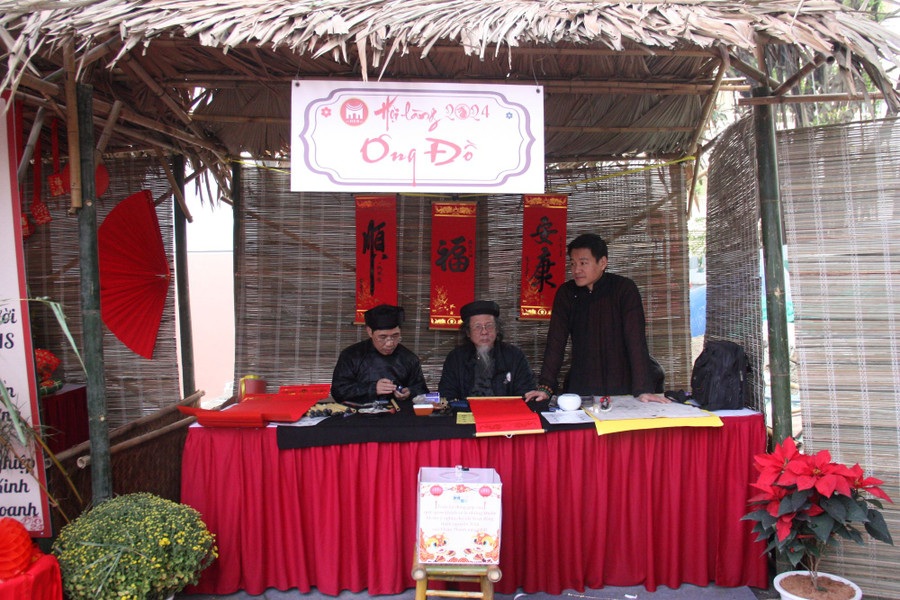 Hoạt động thăm các gian hàng truyền thống: xin chữ ông đồ, xem tử vi, nặn tò he, làm tranh Đông Hồ, tô tượng… và các trò chơi dân gian diễn ra song song trong suốt thời gian diễn ra Hội làng.