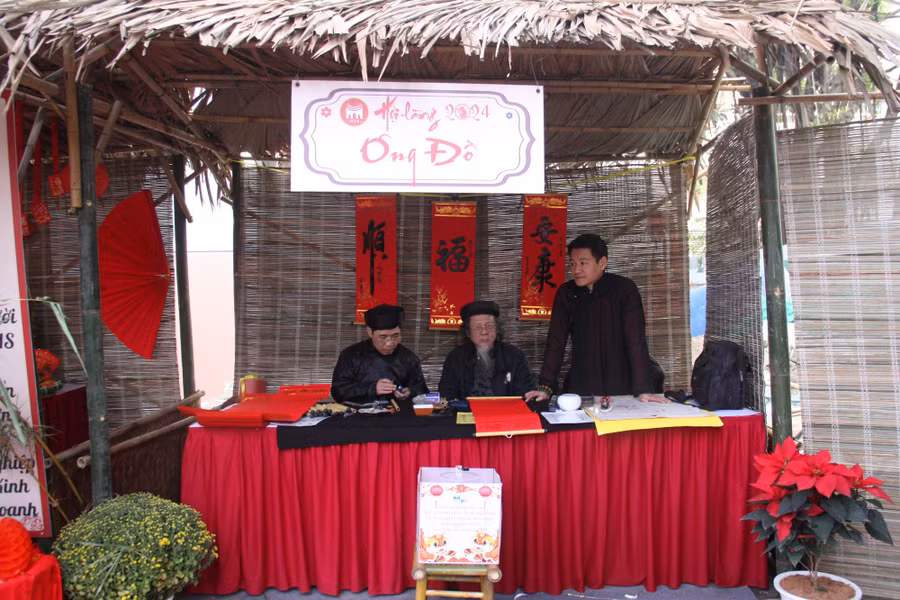 Hoạt động thăm các gian hàng truyền thống: xin chữ ông đồ, xem tử vi, nặn tò he, làm tranh Đông Hồ, tô tượng… và các trò chơi dân gian diễn ra song song trong suốt thời gian diễn ra Hội làng. Hoạt động thăm các gian hàng truyền thống: xin chữ ông đồ, xem tử vi, nặn tò he, làm tranh Đông Hồ, tô tượng… và các trò chơi dân gian diễn ra song song trong suốt thời gian diễn ra Hội làng.