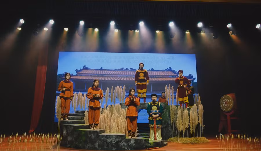 Vở kịch được lên ý tưởng và triển khai thực hiện bởi các học sinh khối THPT của Trường phổ thông liên cấp Dewey cơ sở Tây Hồ Tây (Hà Nội).