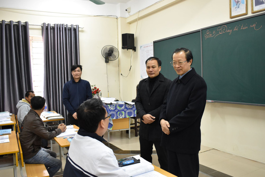 Thứ trưởng Phạm Ngọc Thưởng hỏi thăm, động viên lưu học sinh Trường Hữu Nghị T78.