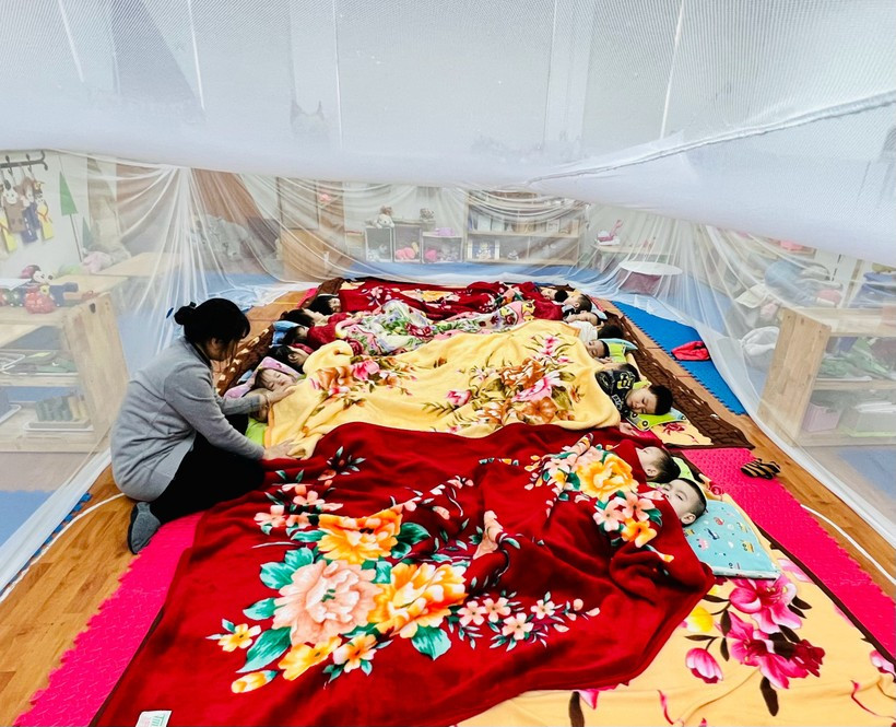 Trẻ tại Trường Mầm non 10-10 (Hoàng Mai, Hà Nội) ngủ với đầy đủ đệm, chăn ấm. Ảnh Đình Tuệ. Trẻ tại Trường Mầm non 10-10 (Hoàng Mai, Hà Nội) ngủ với đầy đủ đệm, chăn ấm. Ảnh Đình Tuệ.