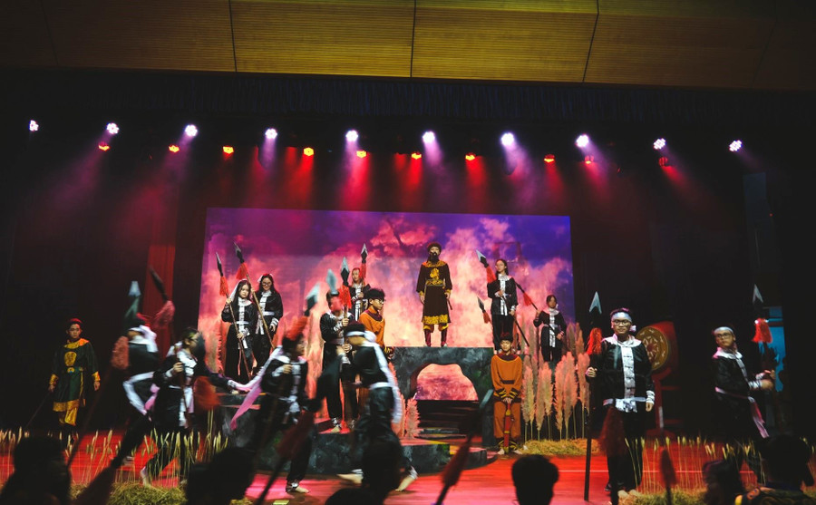 Kịch bản được chuyển thể và biểu diễn hoàn toàn bằng tiếng Anh. Kịch bản được chuyển thể và biểu diễn hoàn toàn bằng tiếng Anh.