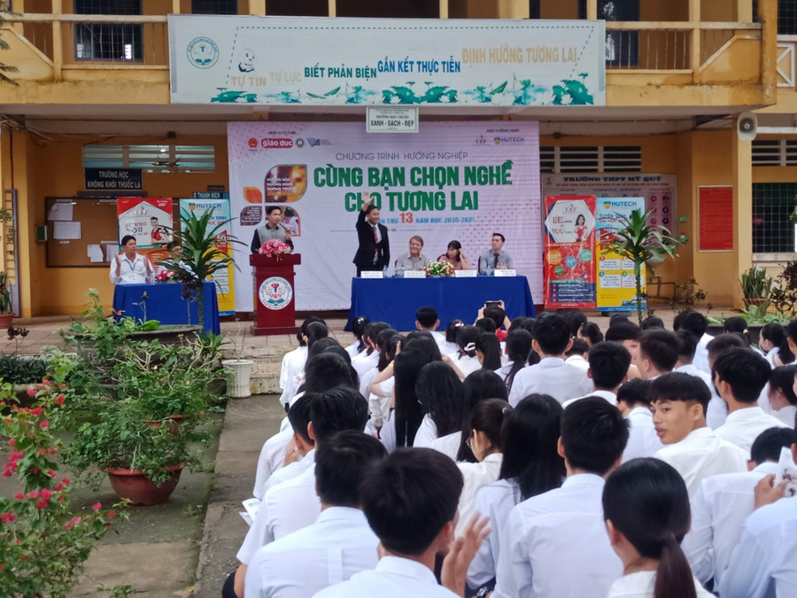 Trường THPT Mỹ Quý (Đồng Tháp) hướng nghiệp cho học sinh trước kỳ thi tốt nghiệp THPT và tuyển sinh. Trường THPT Mỹ Quý (Đồng Tháp) hướng nghiệp cho học sinh trước kỳ thi tốt nghiệp THPT và tuyển sinh.