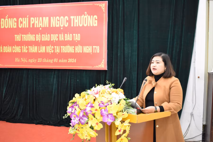 Cô Nguyễn Thị Hải Yến, Phó Hiệu trưởng Trường Hữu Nghị T78 báo cáo tại buổi làm việc.