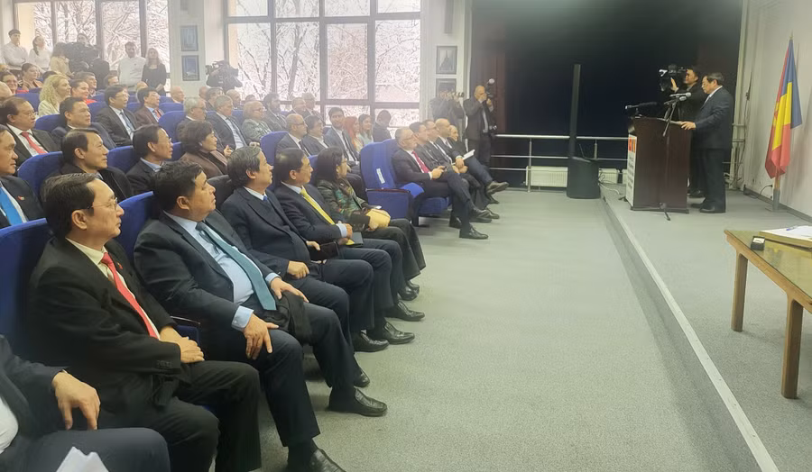 Thủ tướng Phạm Minh Chính phát biểu tại trường UTCB.